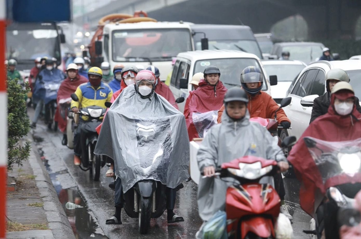 Hà Nội dự kiến cấm xe máy xăng trong vành đai 1 theo khung giờ - Ảnh 1.