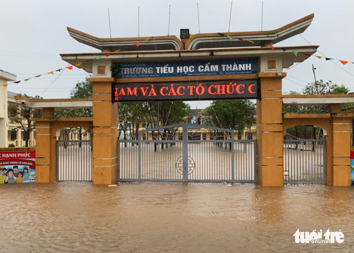 Hà Tĩnh vẫn còn hơn 18.000 học sinh nghỉ học, hồ Kẻ Gỗ đang xả tràn lưu lượng 300m³/s 1 hà tĩnh - Ảnh 1.