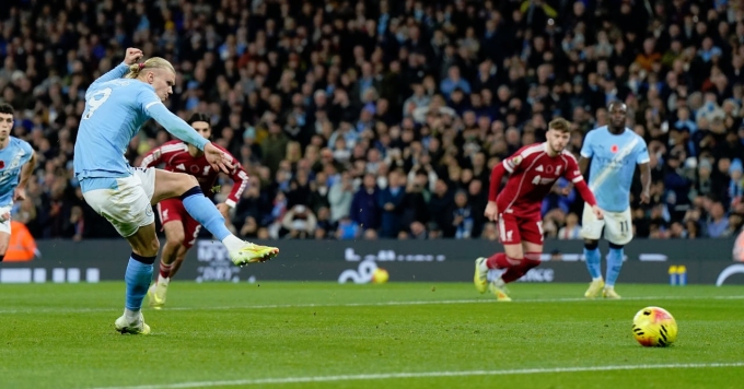 Erling Haaland sút hỏng phạt đền trong trận Man City 3-0 Liverpool ở vòng 11 Ngoại hạng Anh hôm 9/11. Ảnh: PA