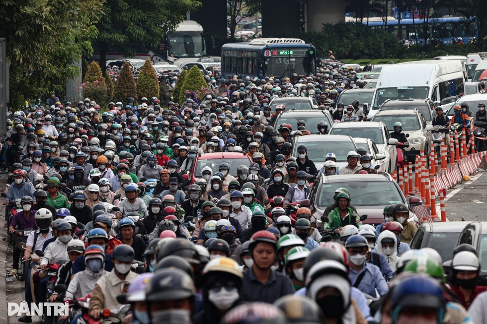 Hai giờ cho 12km: Thành phố đang trả giá đắt vì kẹt xe - 1