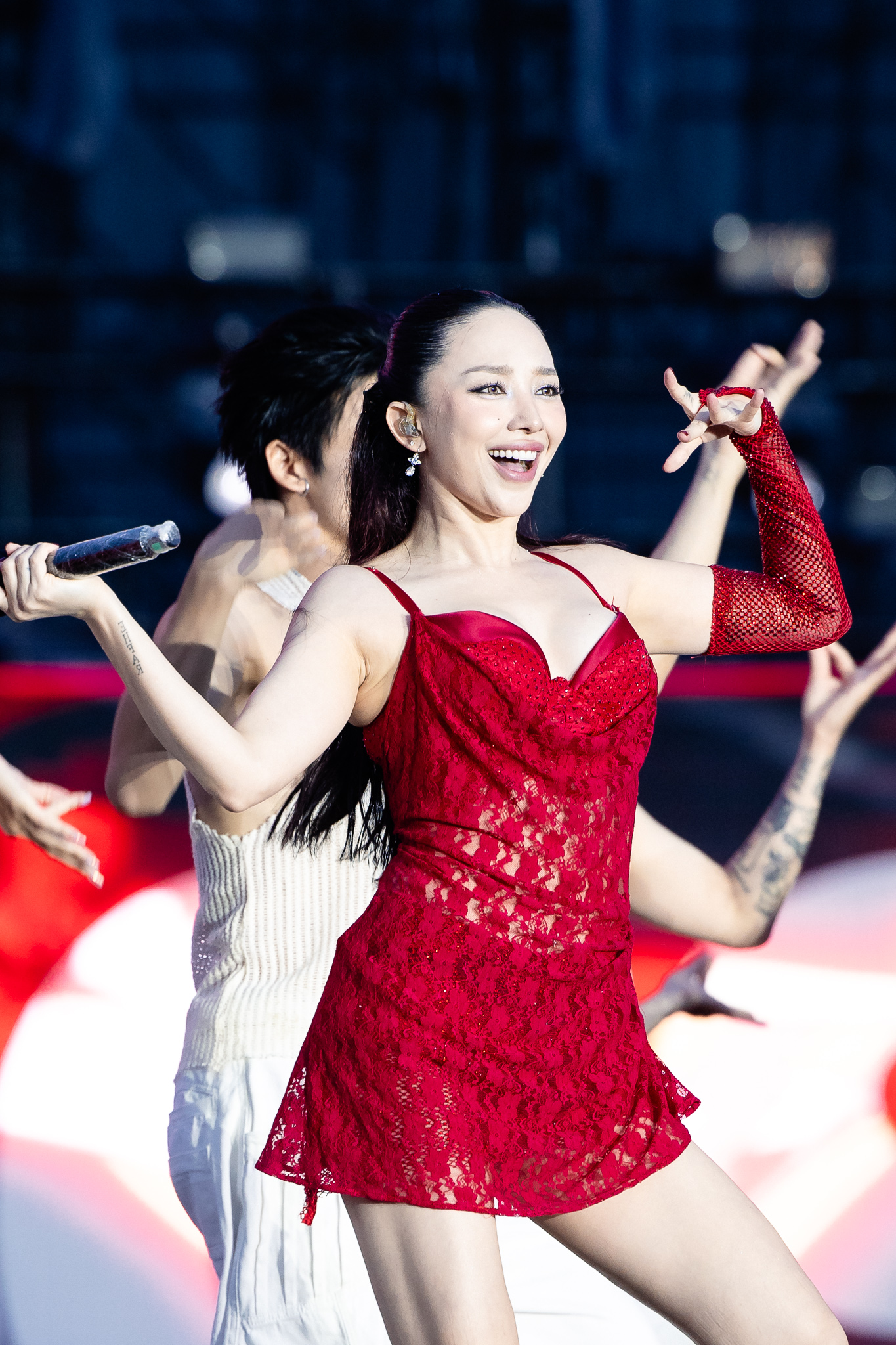 Hai mặt của Tóc Tiên: Khoe body “khét lẹt” nhảy nóng bỏng với dancer nam, lúc hát về tình cũ thì “quằn quại”- Ảnh 1.