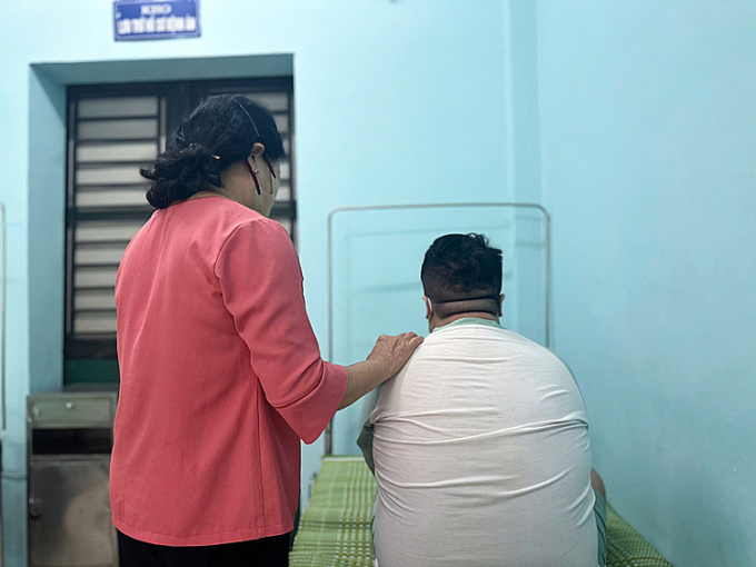 Một bệnh nhân tâm thần được mẹ trấn an khi đang điều trị. Ảnh: Thúy Quỳnh