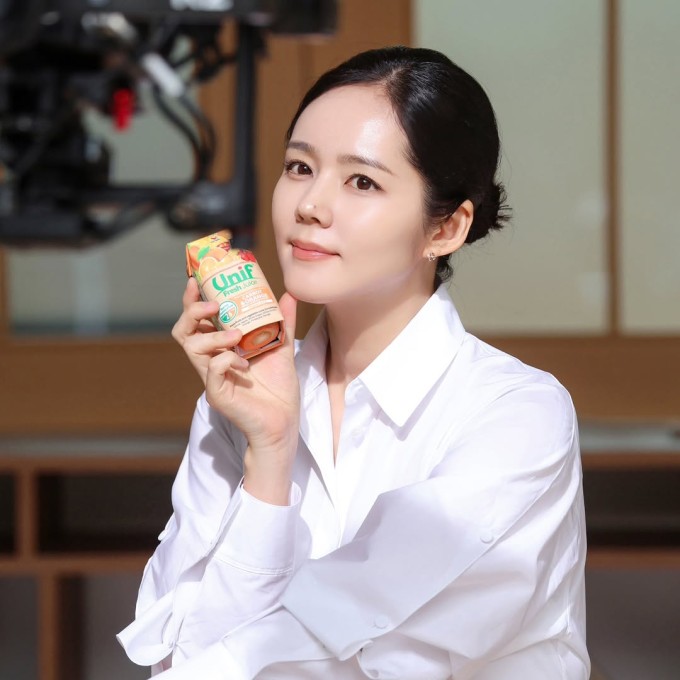 Ở tuổi 43, Han Ga In vẫn giữ được làn da căng bóng, mịn màng đáng ngưỡng mộ.