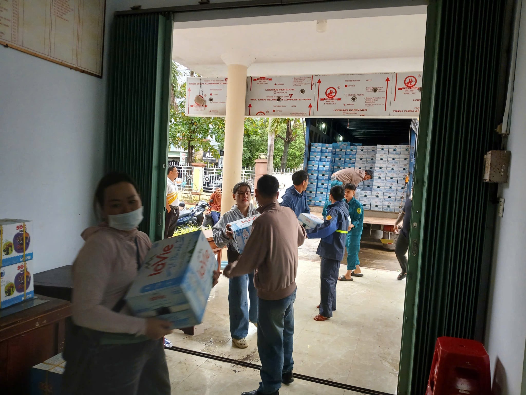 cứu trợ - Ảnh 1.