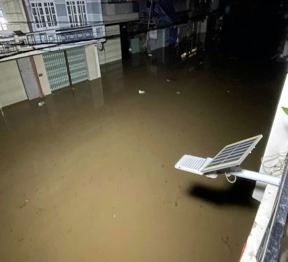 Bão số 13 Kalmaegi: Hàng ngàn người dân chạy lũ trong đêm - Ảnh 2.