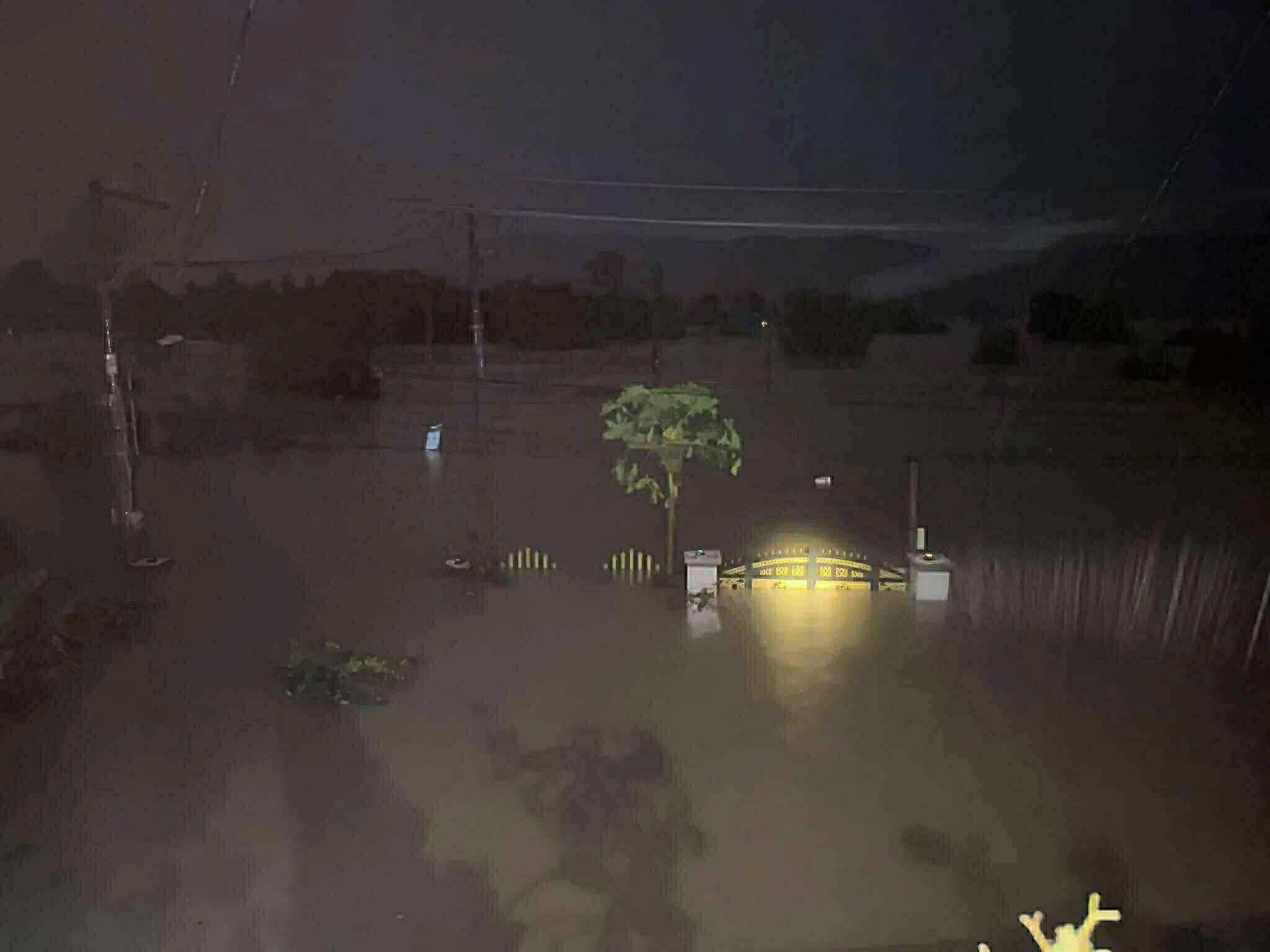 Bão số 13 Kalmaegi: Hàng ngàn người dân chạy lũ trong đêm - Ảnh 1.