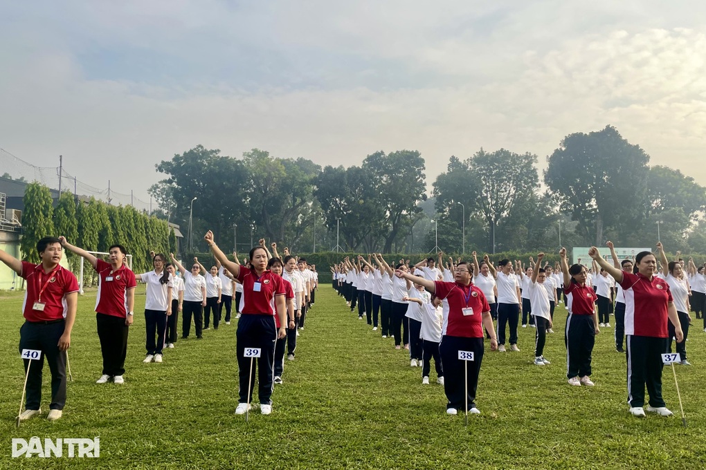 Hàng nghìn người đồng diễn dưỡng sinh từ tinh mơ tại TPHCM - 1