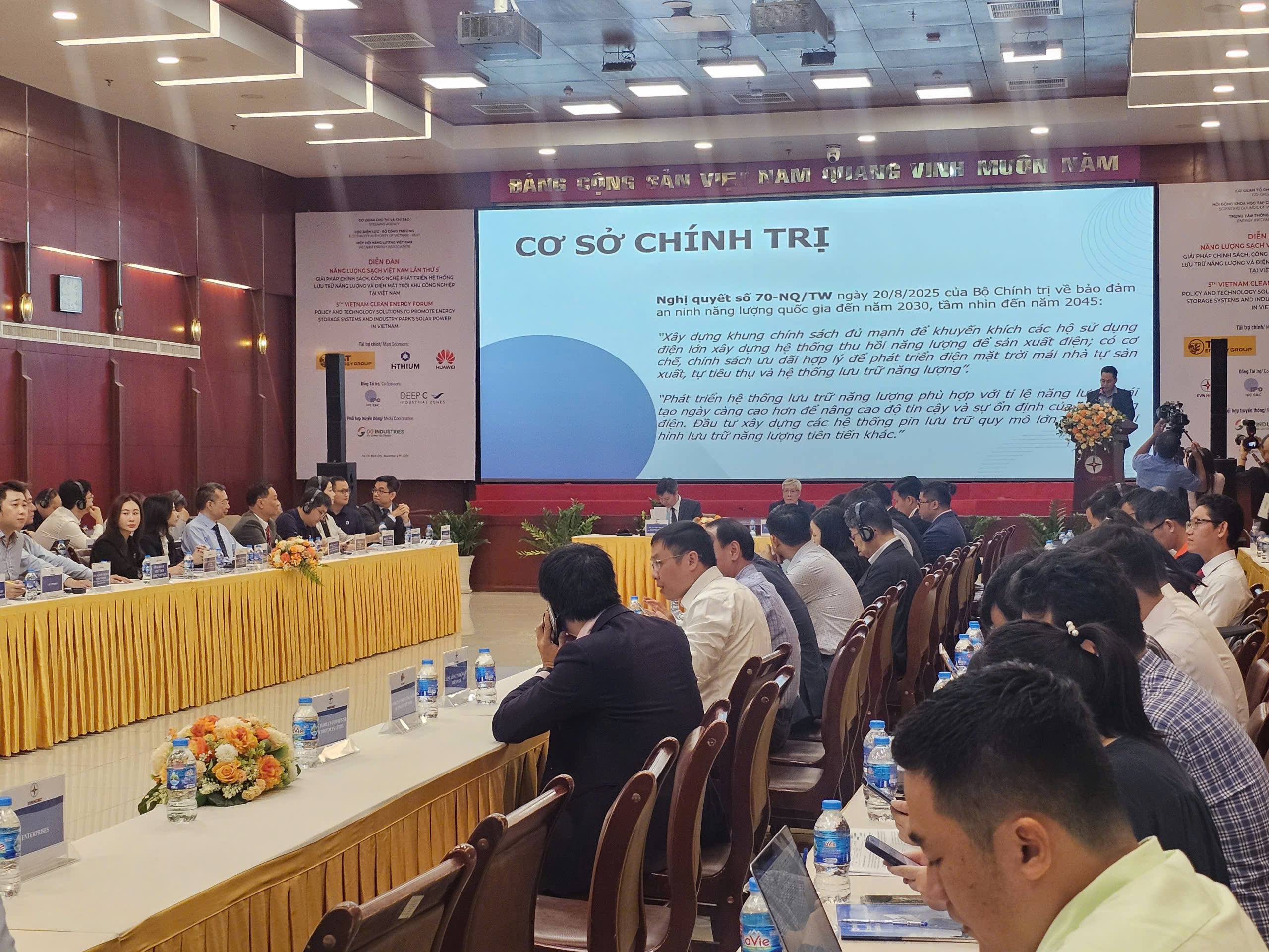 Hàng tỉ kWh điện tái tạo có thể bị bỏ phí nếu chậm cơ chế cho pin lưu trữ - Ảnh 1.