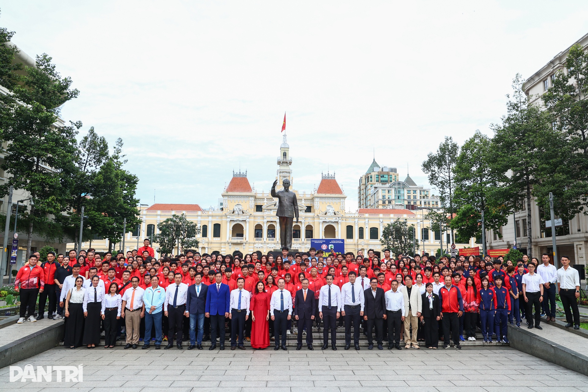 Hàng trăm VĐV hừng hực khí thế lên đường tranh tài SEA Games 33 - 1