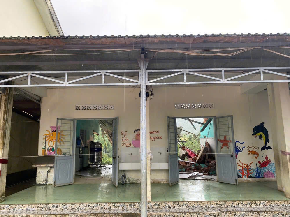 Hàng trăm học sinh , giáo viên di dời khẩn cấp do sạt lở tại Quảng Ngãi - Ảnh 1.