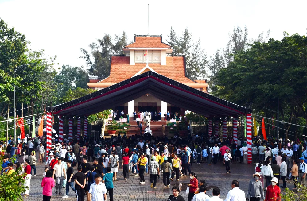Hàng ngàn người đến Vàm Nhựt Tảo tham dự lễ giỗ Anh hùng Nguyễn Trung Trực. Anh hùng Nguyễn Trung Trực.jpg