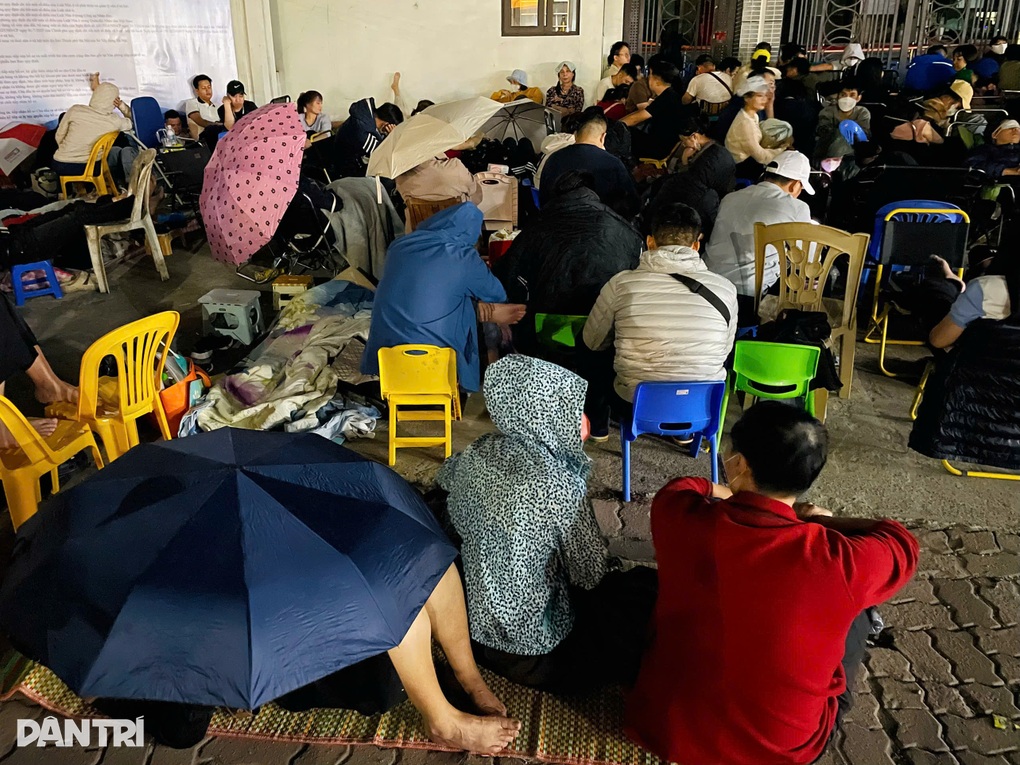 Hàng trăm người thức trắng đêm, cãi vã nảy lửa để giữ chỗ mua nhà ở xã hội - 1