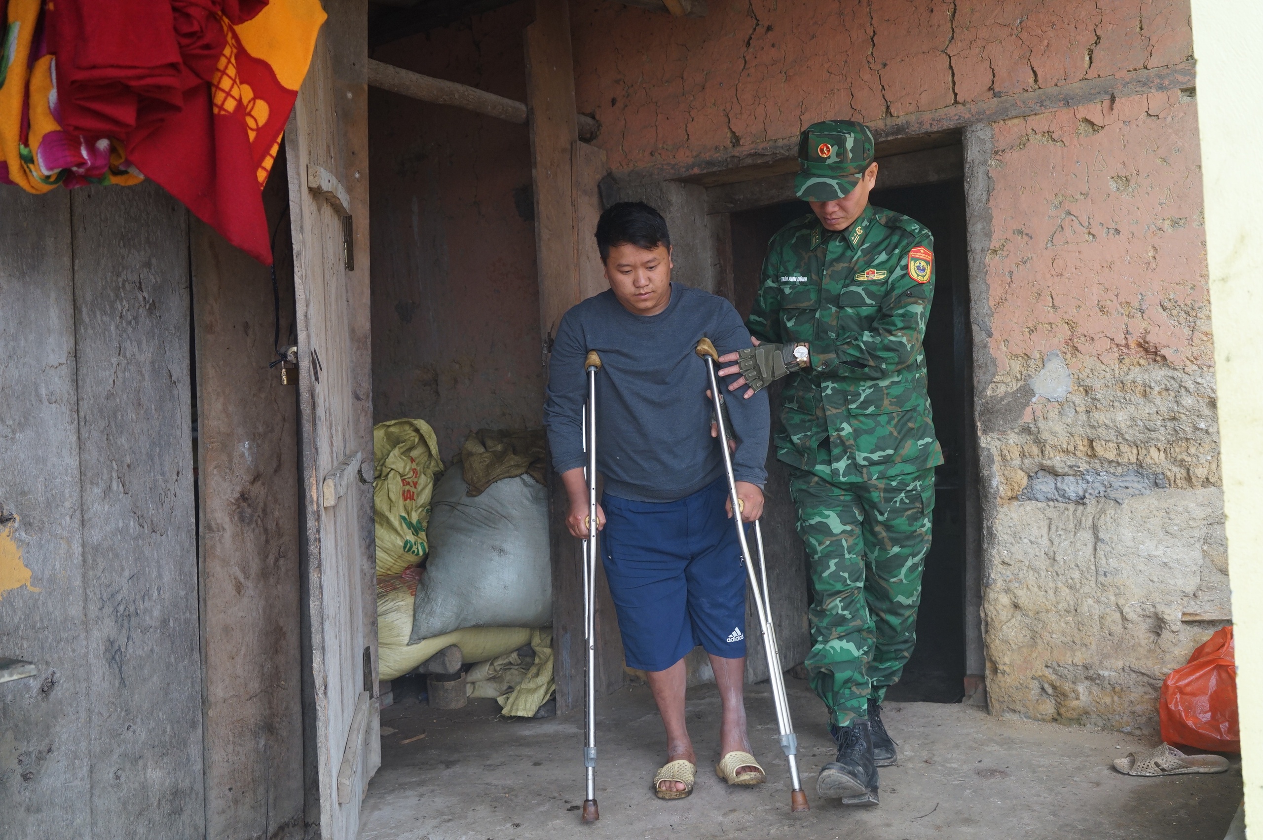 Hàng trăm trẻ mồ côi được Bộ đội Biên phòng nhận làm con nuôi 1 Con nuôi - Ảnh 1.