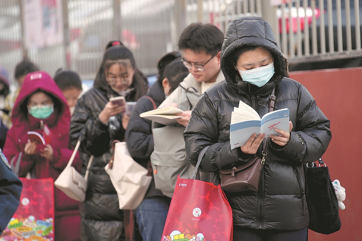 Hàng triệu người Trung Quốc đổ xô thi công chức với tỉ lệ chọi 1:97 - Ảnh 2.