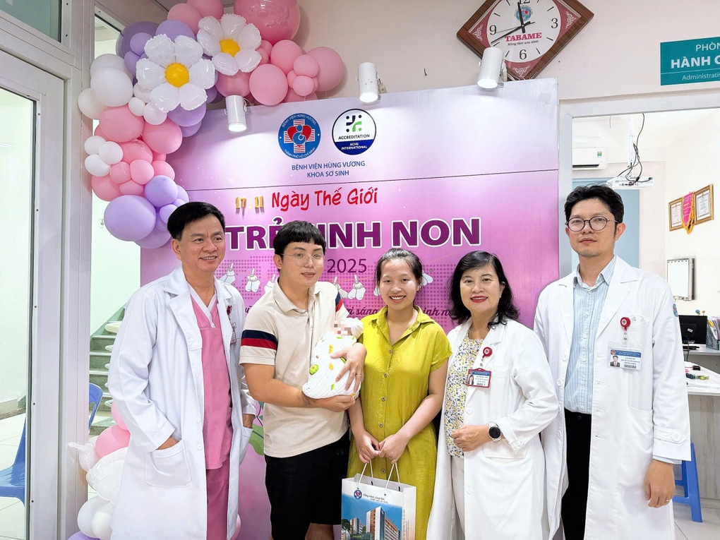 Hành trình 97 ngày vượt cửa tử của bé trai sinh cực non lúc 23 tuần tuổi - 1
