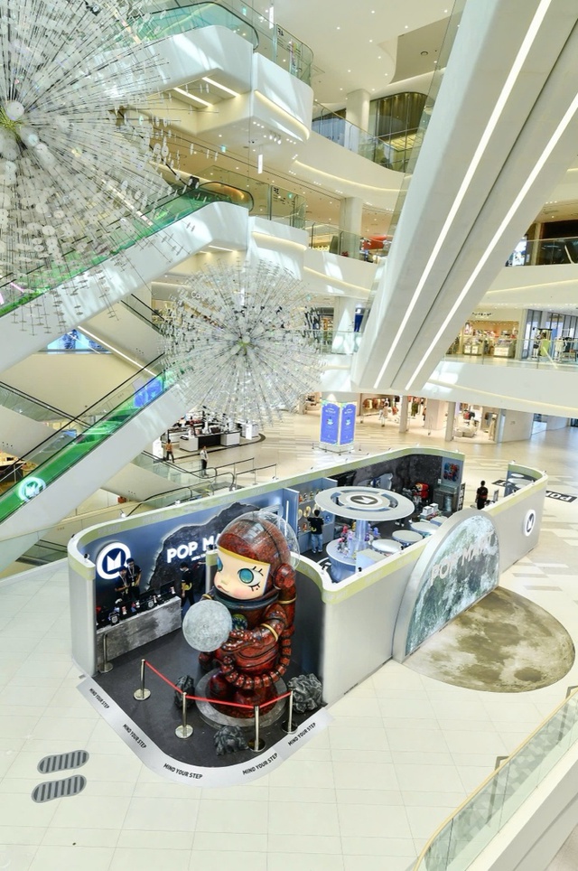 Sự kiện triển lãm “MEGA SPACE MOLLY: Hello, Moon” – Lạc trôi vào vũ trụ kỳ ảo giữa lòng Hà Nội!- Ảnh 1. Sự kiện triển lãm “MEGA SPACE MOLLY: Hello, Moon” – Lạc trôi vào vũ trụ kỳ ảo giữa lòng Hà Nội!- Ảnh 1.