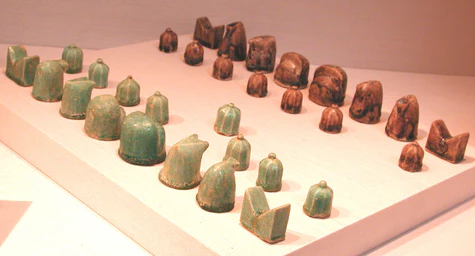 Hình dạng quân cờ vua đã bị 'trừu tượng hóa' như thế nào? 2 Hình dạng quân cờ vua đã bị 'trừu tượng hóa' như thế nào? - Ảnh 2.