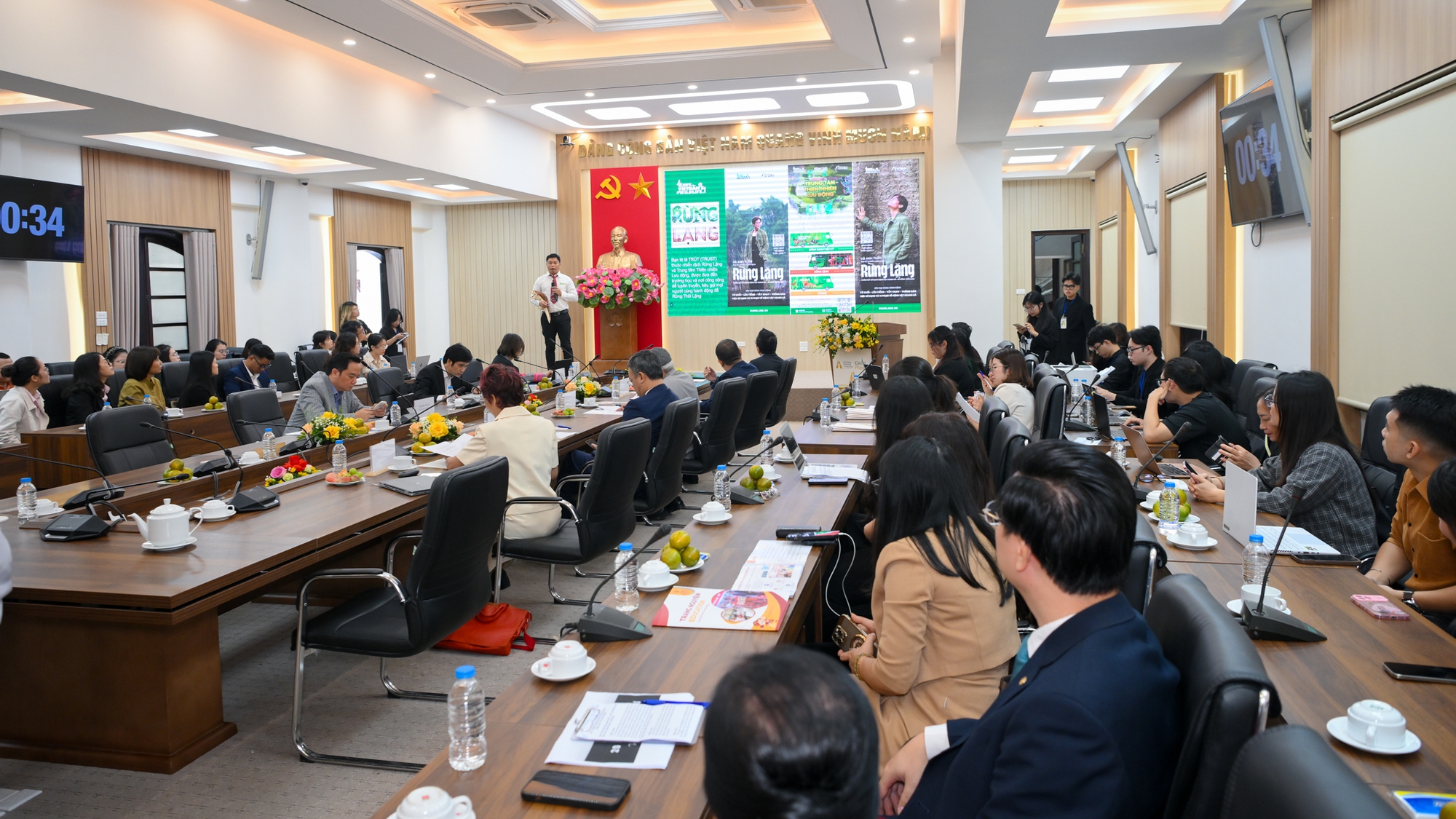 Ảnh: Hồ Ngọc Hà xuất hiện cùng Hội đồng Giám khảo trong vòng Chung kết Human Act Prize 2025- Ảnh 1.