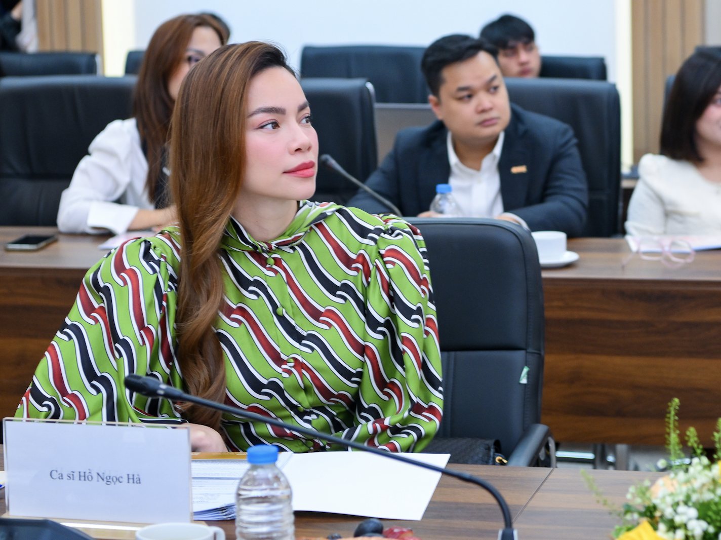 Ảnh: Hồ Ngọc Hà xuất hiện cùng Hội đồng Giám khảo trong vòng Chung kết Human Act Prize 2025- Ảnh 3.