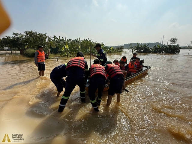 Hồ Ngọc Hà xúc động tặng 500 triệu đồng cho 2 dự án của Giải thưởng Hành động vì Cộng đồng 2025- Ảnh 2.