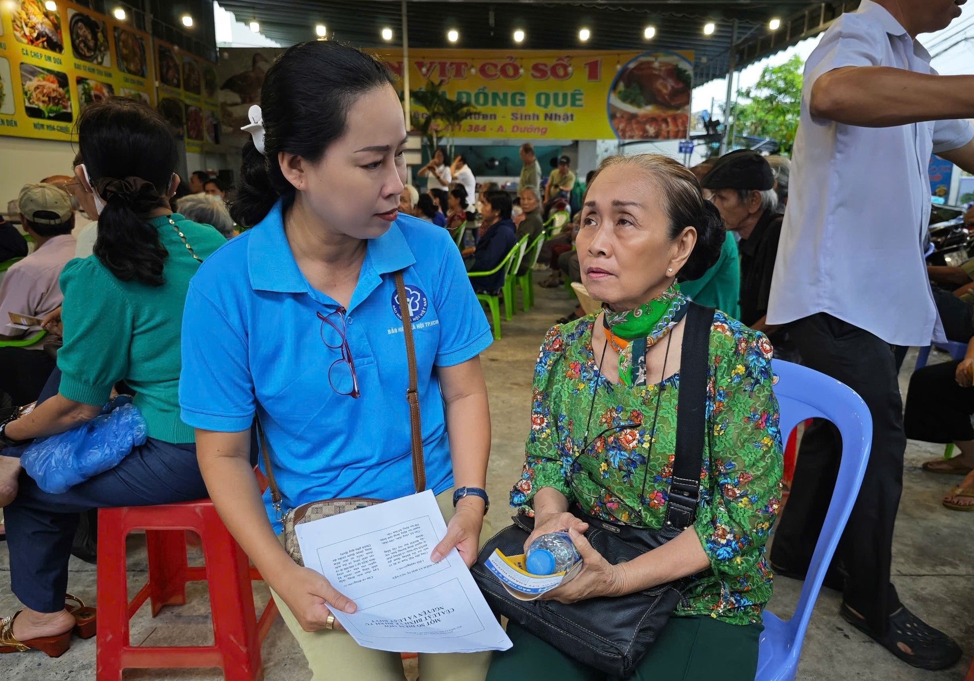 Triển khai thực hiện hỗ trợ 100% mức đóng BHYT cho người từ 65-75 tuổi đến các phường, xã - Ảnh 1.