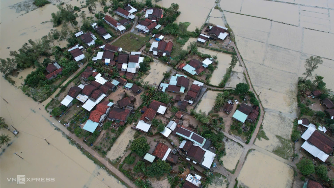 Hàng trăm hộ dân ở thôn Phú Thuận, xã Hòa Thịnh, Đăk Lăk bị lũ cô lập ngày 22/11. Ảnh: Đình Văn