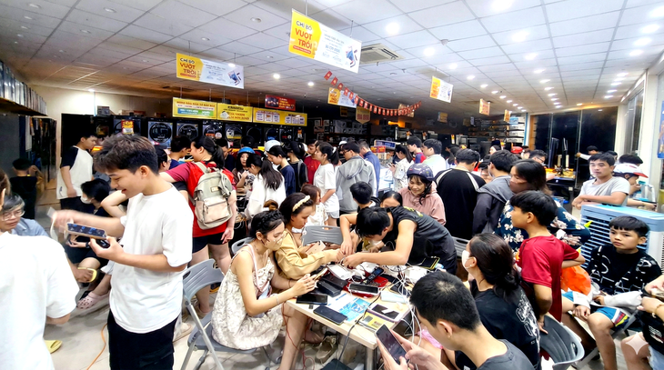 Hỗ trợ hàng điện máy, y tế cho vùng lũ - Ảnh 1.