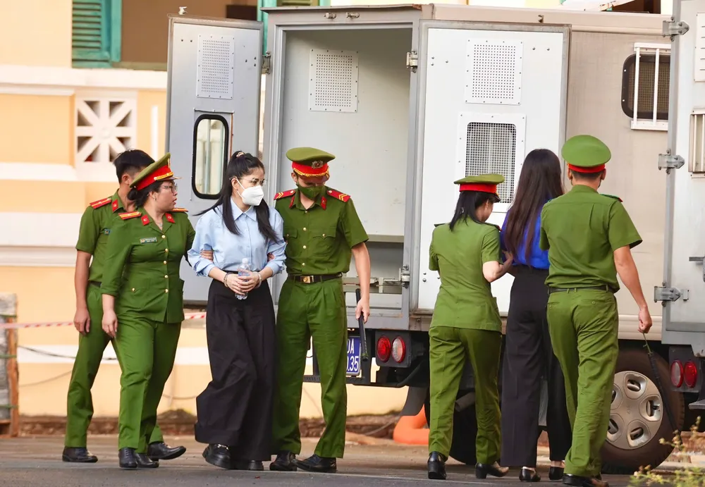 Bị cáo Nguyễn Thị Thái Hằng (tức "Hằng Du Mục") được dẫn giải tới toà.