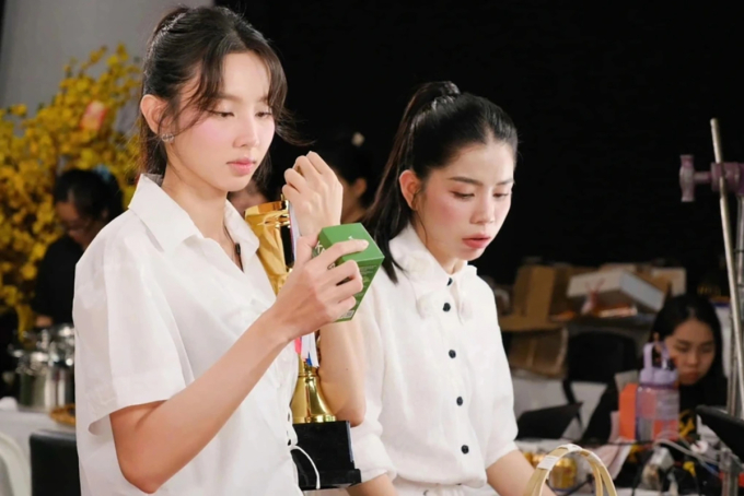 Hoa hậu Thùy Tiên (trái) và Hằng Du mMc trong một buổi bán hàng.