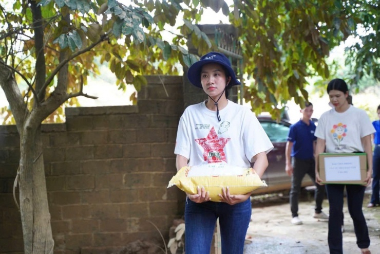 Hoa hậu, người đẹp chia sẻ với đồng bào vùng lũ 1 Hoa hậu Việt Nam 2024 Hà Trúc Linh tham gia cứu trợ tại vùng lũ.