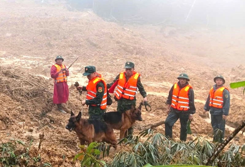Hỏa tốc ứng phó mưa lũ tại miền Trung - Ảnh 1.
