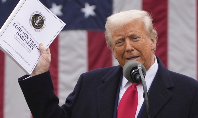 Tổng thống Donald Trump phát biểu trong sự kiện công bố chính sách thuế quan Nhà Trắng, ngày 2/4. Ảnh: AP