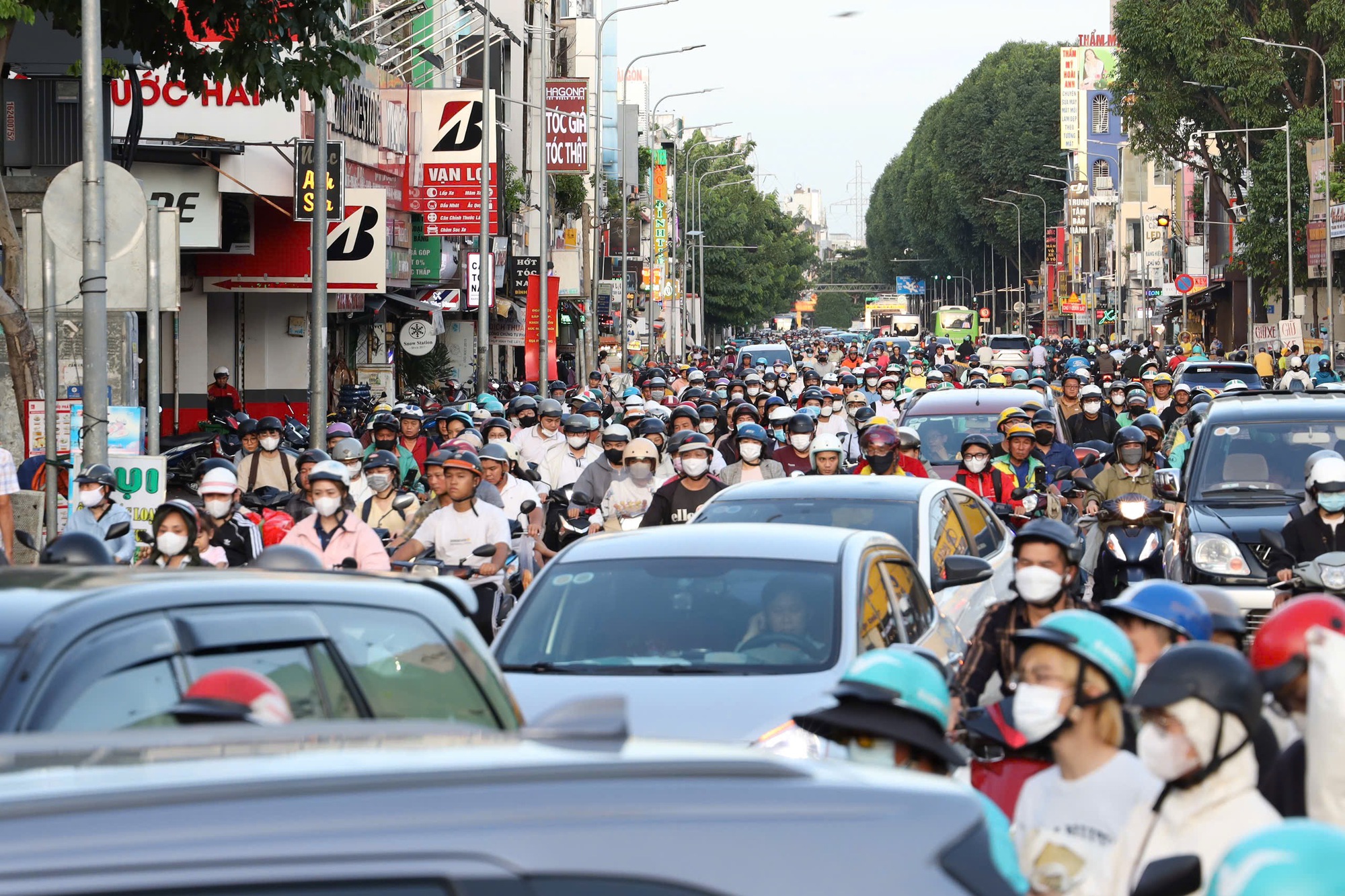 TP HCM đề xuất mở đường cho xe xăng “lên đời” thành xe điện - Ảnh 1.