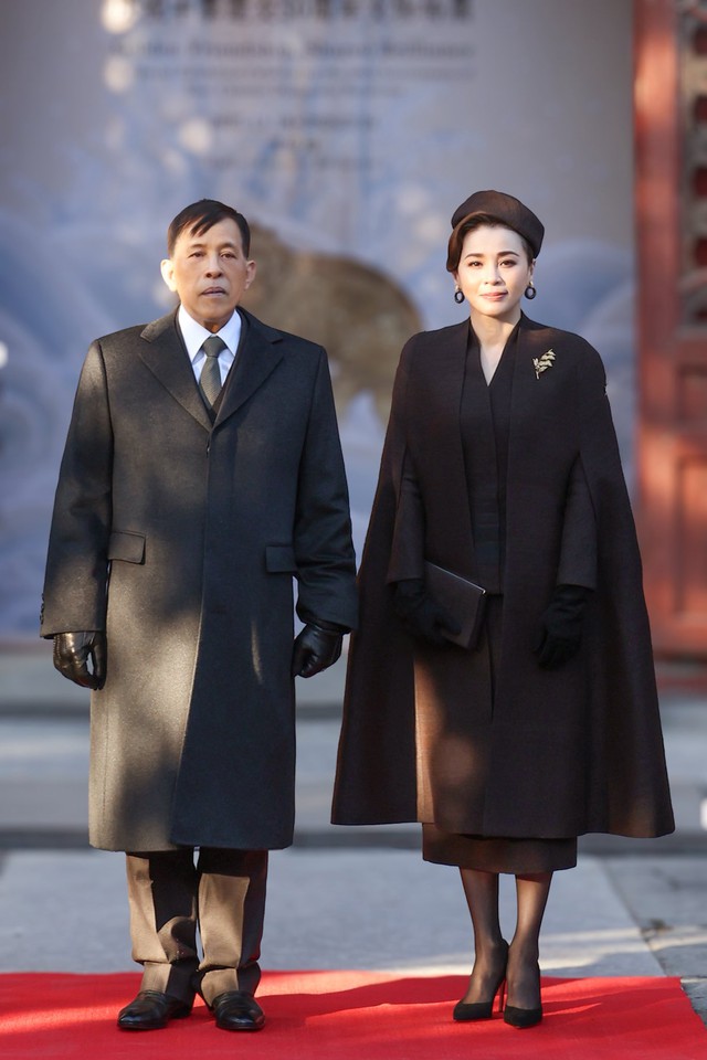 Hoàng hậu Thái Lan từng là tiếp viên hàng không: U50 đẹp lộng lẫy như minh tinh trong chuyến công du nước ngoài- Ảnh 1.