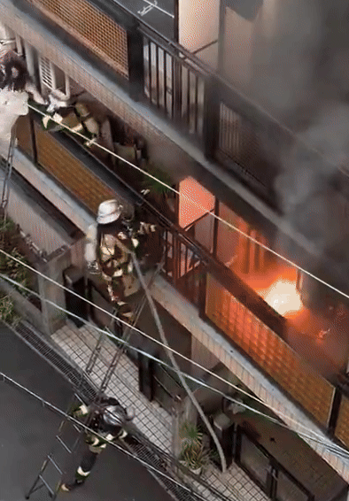 Hoảng loạn vì cháy nhà, cô gái đá văng lính cứu hỏa từ tầng 2 rơi xuống đất- Ảnh 2. Hoảng loạn vì cháy nhà, cô gái đá văng lính cứu hỏa từ tầng 2 rơi xuống đất- Ảnh 2.