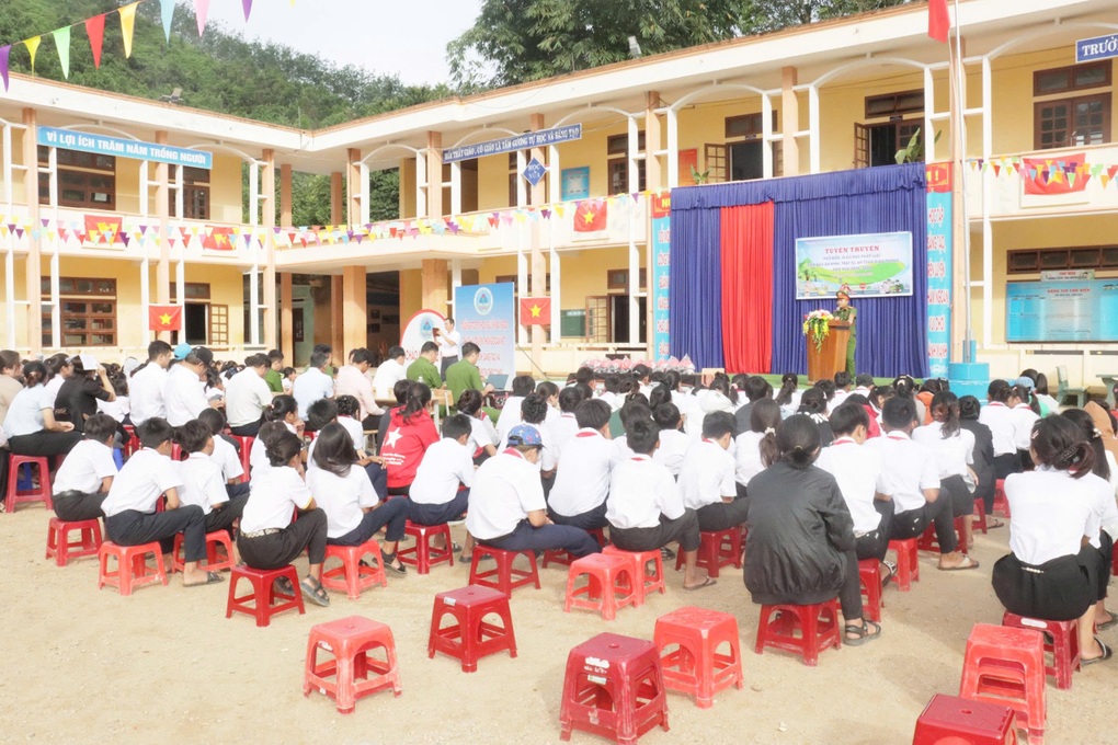 Học 2 buổi/ngày tại các xã biên giới của thành phố rộng nhất nước - 1