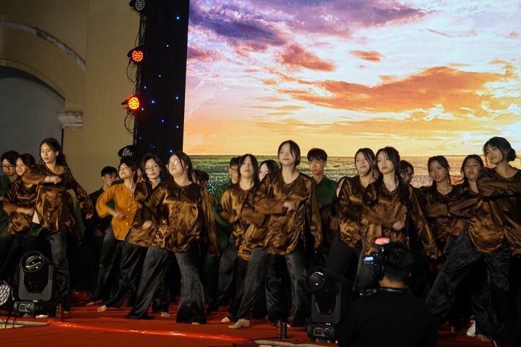 Học sinh Trường Chu Văn An mang Cánh đồng bất tận, Dấu chân người lính lên sân khấu - Ảnh 1.