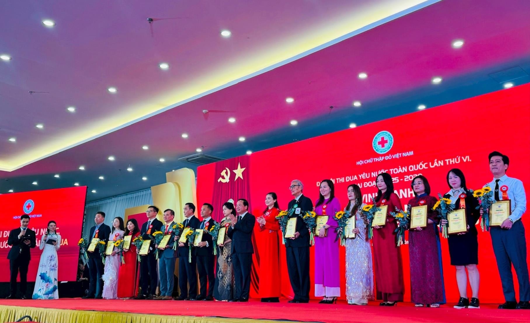 Vinh danh các điển hình trong phong trào thi đua yêu nước Hội Chữ thập đỏ Việt Nam - Ảnh 2.