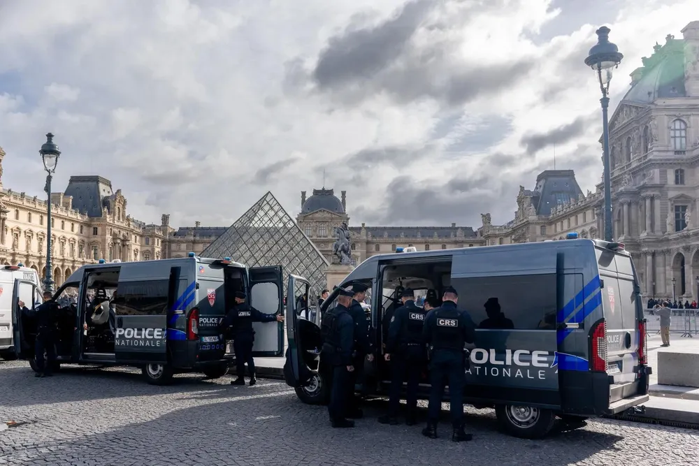 Cảnh sát bên ngoài Bảo tàng Louvre. Nathan Laine/BLOOMBERG 1800x1201 (2).jpg