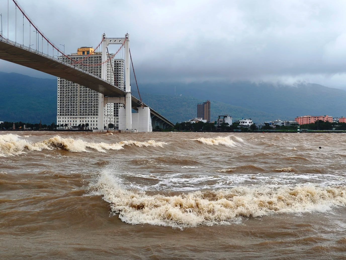 Hôm nay, miền Trung bắt đầu đợt mưa rất lớn, kéo dài nhiều ngày
- Ảnh 1. Hôm nay, miền Trung bắt đầu đợt mưa rất lớn, kéo dài nhiều ngày
- Ảnh 1.