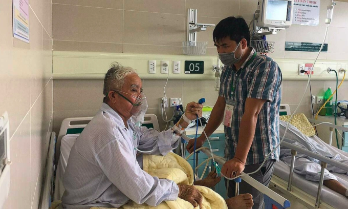 Một bệnh nhân COPD đang điều trị tại Bệnh viện Bạch Mai. Ảnh:Lê Nga