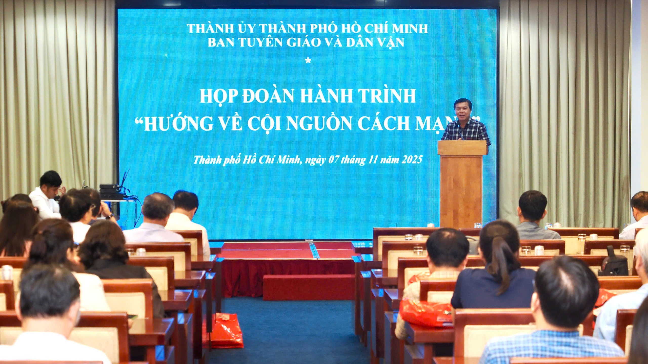 Hơn 100 người làm báo TP HCM tham gia hành trình 