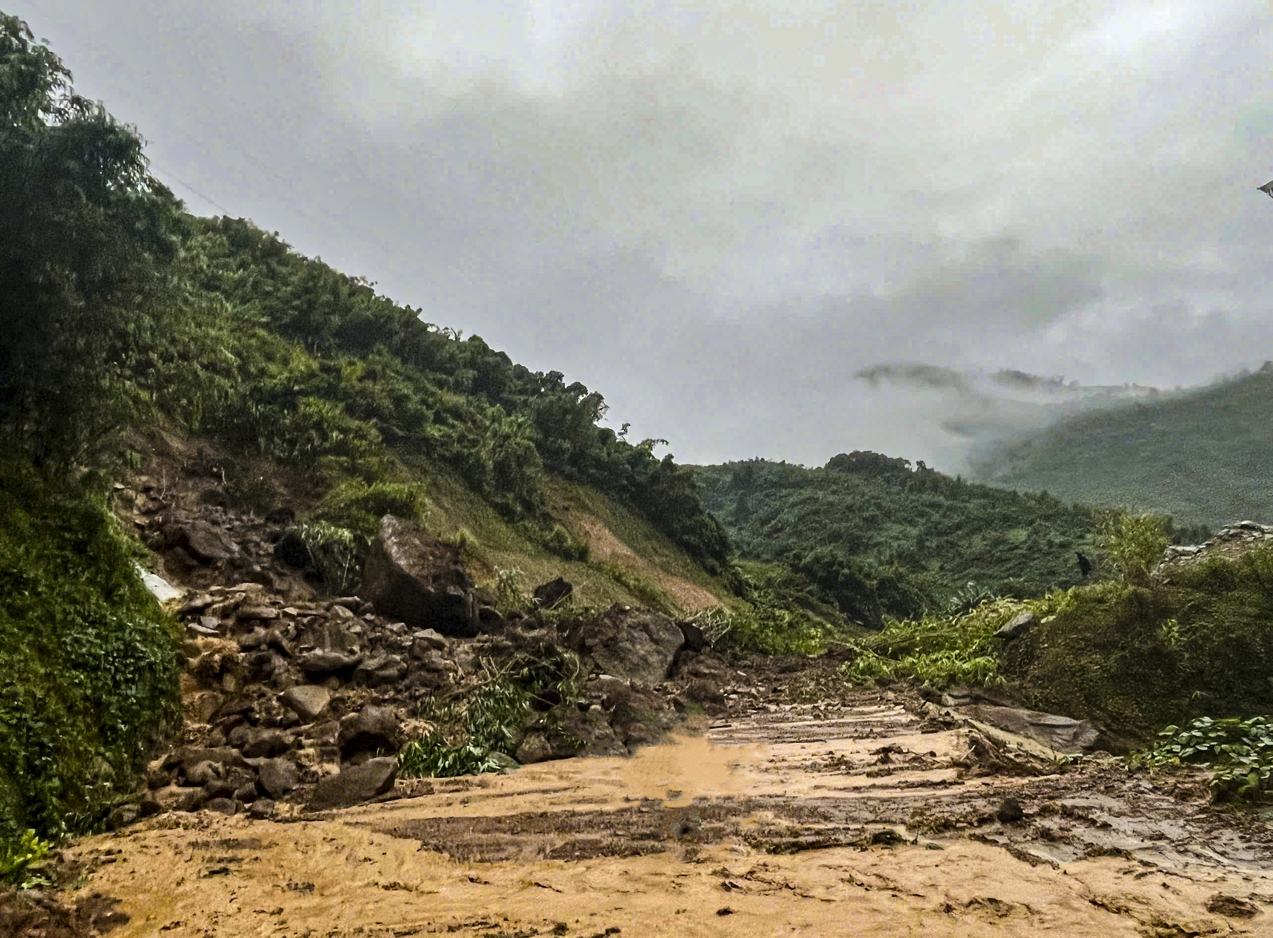 Quảng Ngãi: Hơn 120 tuyến đường bị sạt lở ở vị trí nào?- Ảnh 1.