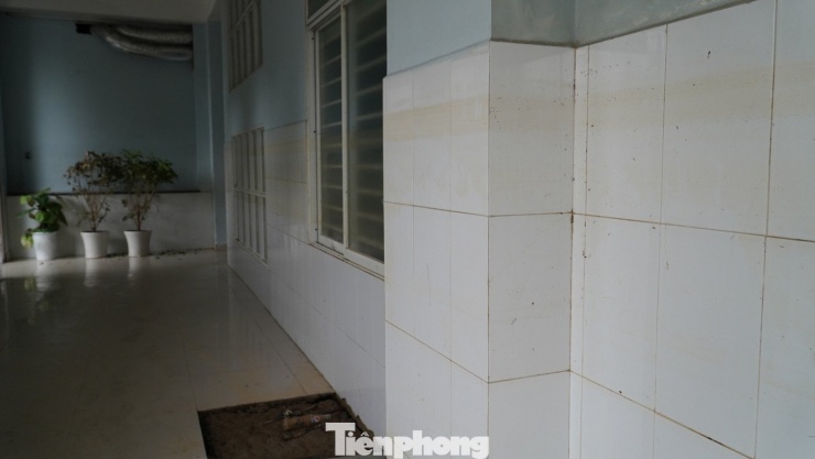 Mực nước lũ còn hằn in trên tường. Bác sĩ Võ Thôi, Phó giám đốc Bệnh viện Đa khoa khu vực Quảng Nam cho hay ngày 28/10, nước bắt đầu tấn công bệnh viện, sau đó dâng cao dần lên. Toàn bộ tầng 1 thất thủ. Ảnh: Thanh Hiền.