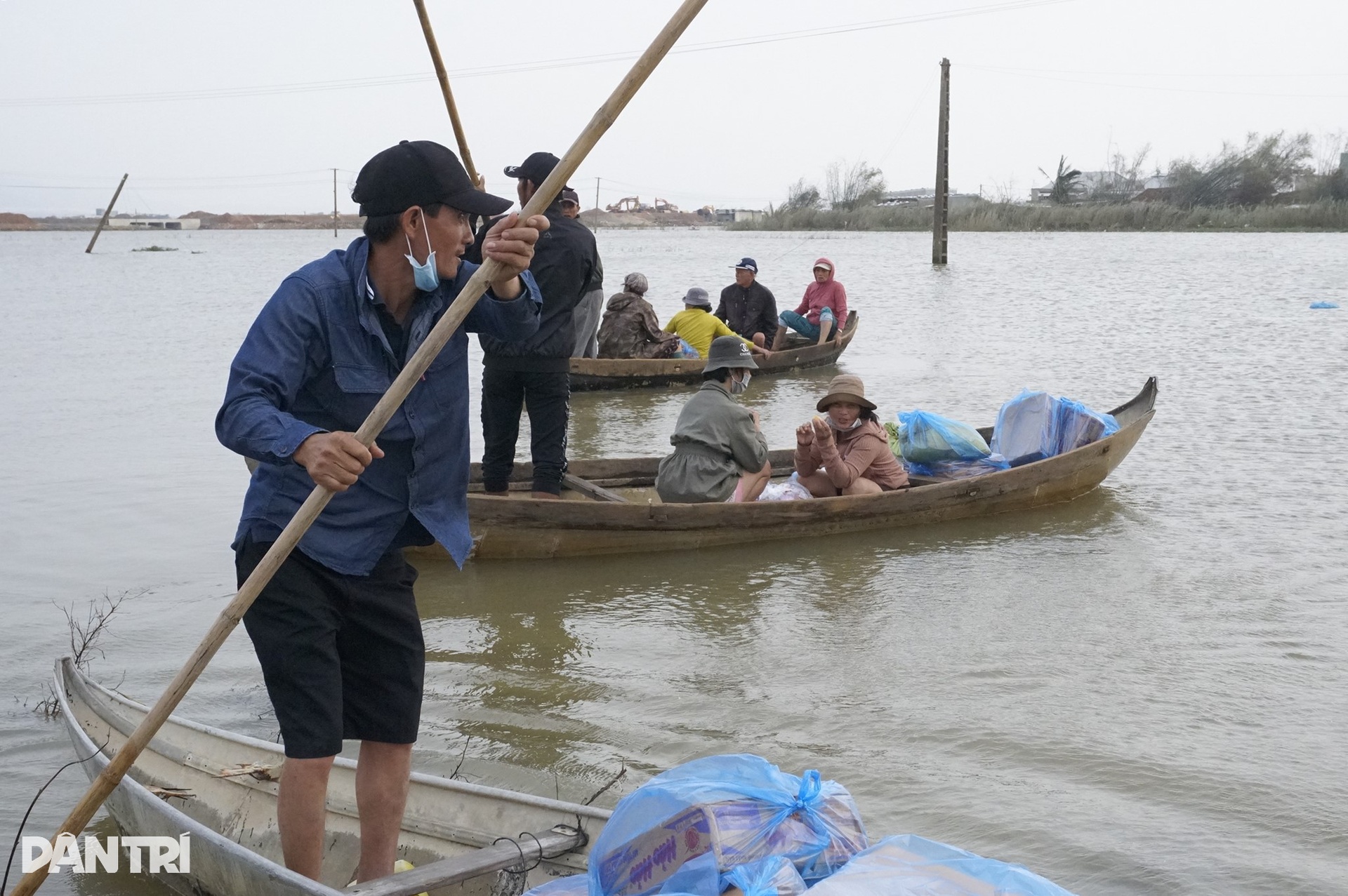 Hơn 20 ngày sau “thiên tai kép”, người dân vẫn sống cảnh thiếu điện, nước - 1