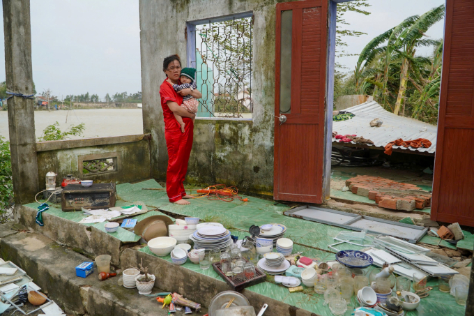 Hơn một tuần sau lũ lịch sử, hàng trăm hộ dân tại xã Hòa Xuân Đông, Đăk Lăk nằm ven sông Bàn Thạch vẫn bị cô lập giữa biển nước. Ảnh: Đình Văn