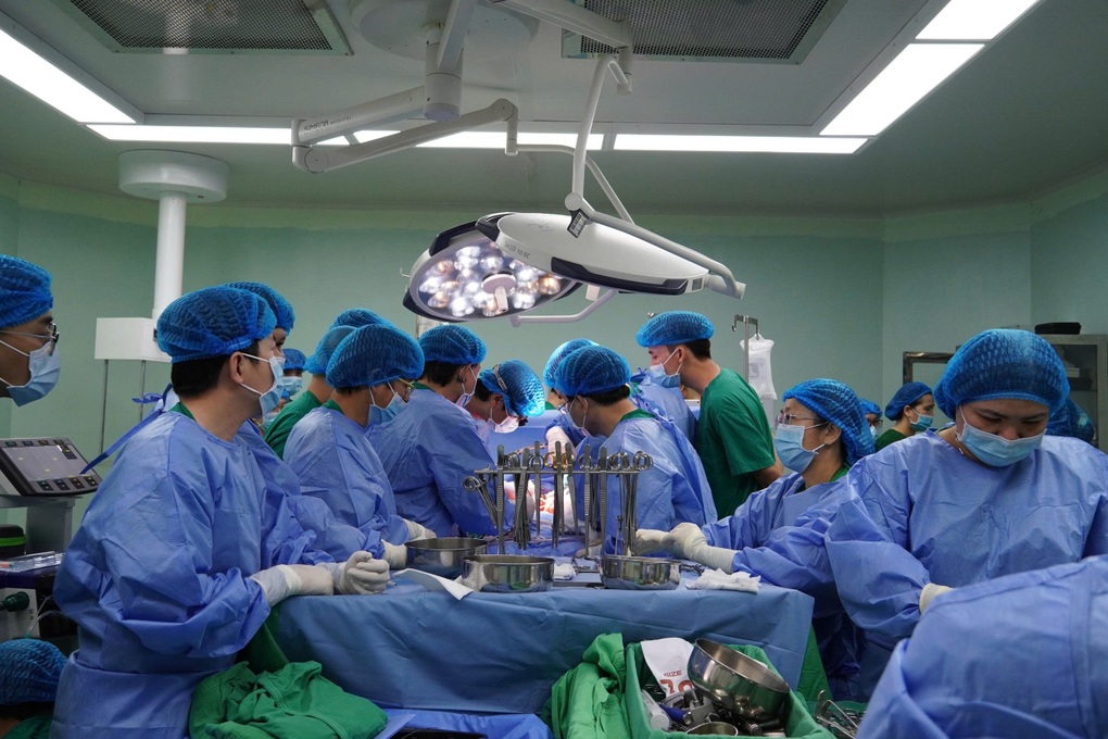 Hơn 40 y, bác sĩ và 24 giờ chạy đua lấy, ghép tạng từ người chết não - 1