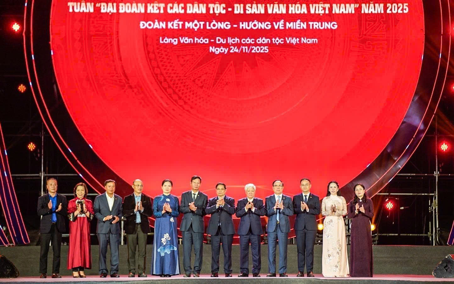 ủng hộ đồng bào miền Trung - Ảnh 3.