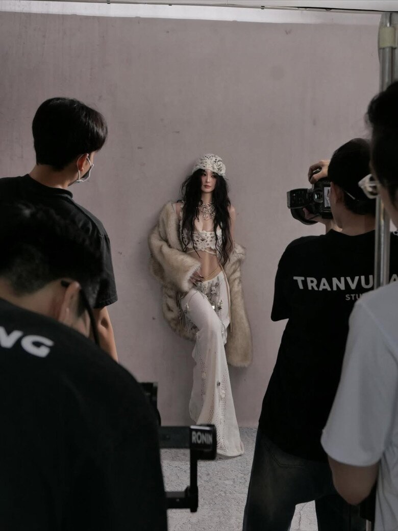 Trước đó không lâu, người đẹp cũng từng hé lộ một concept gợi cảm, ma mị tương tự. Diện bra top len móc cùng chân váy xuyên thấu, kết hợp áo khoác lông xám khổ lớn ôm trọn vóc dáng thanh mảnh, Jun Vũ mang đến cảm giác sang trọng cổ điển đầy mê hoặc.