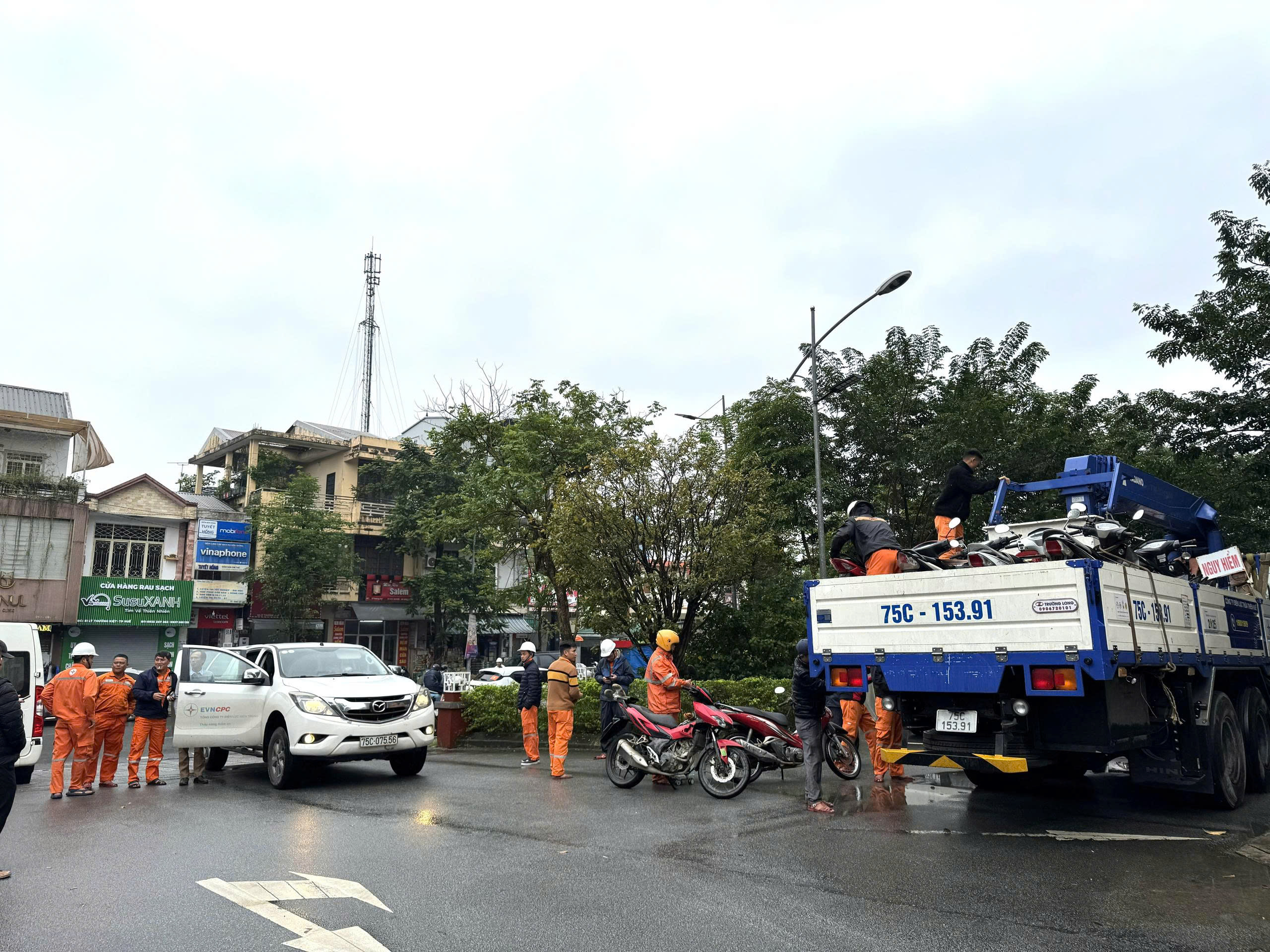 Sau lũ lịch sử, Huế chọn 62 công nhân điện có sức khỏe tốt nhất 